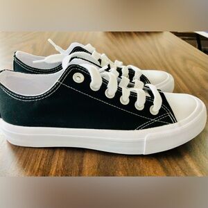 Low top canvas sneaker black & white size 8
NOBO